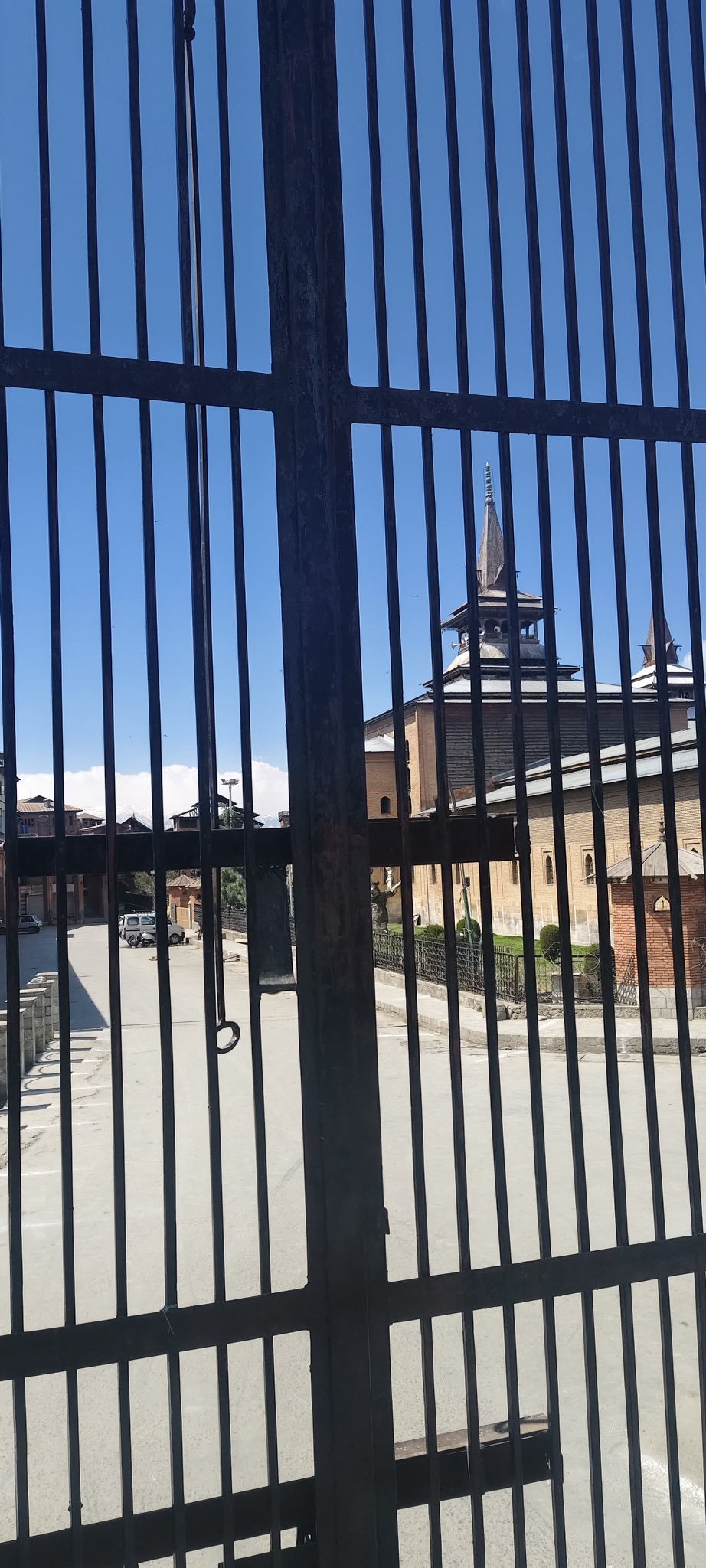 After Shab-e-Qadr, Juma-Tul-Vida prayers prohibited at Jama Masjid Srinagar; Mirwaiz under house arrest